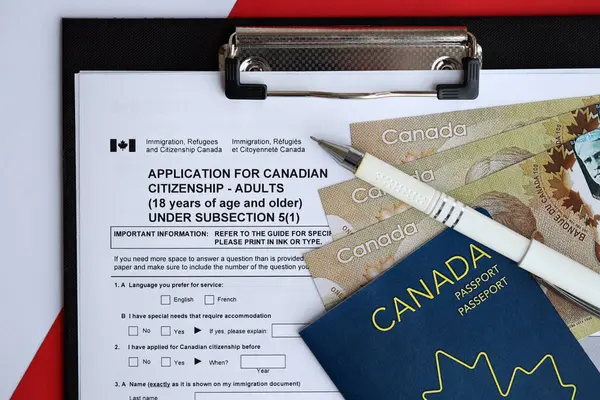 Pedido Cidadania Canadense Para Adultos Mesa Com Caneta Passaporte Notas — Fotografia de Stock