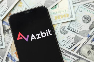 KYIV, UKRAINE - 15 Mart 2024 Azbit logosu iPhone ekranında yüzlerce dolarlık banknotlarla. Kripto döviz portalı