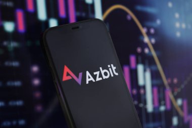 KYIV, UKRAINE - iPhone ekranında 15 Mart 2024 Azbit logosu ve kripto para birimi değer tabloları. Kripto döviz portalı