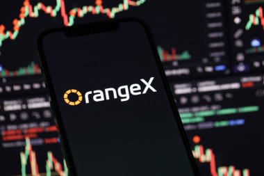 KYIV, UKRAINE - iPhone ekranında 15 Mart 2024 OrangeX logosu ve kripto para birimi değer grafikleri. Kripto döviz portalı
