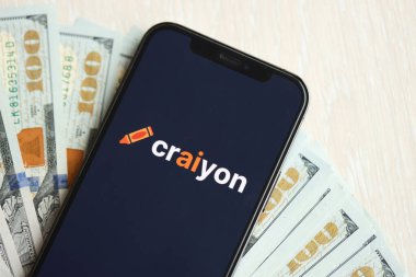 KYIV, UKRAINE - 17 Mart 2024 'te iPhone ekranında yüz dolarlık banknotlarla birlikte Craiyon logosu. Yapay Zeka Motoru