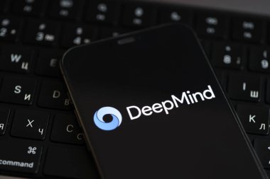 KYIV, UKRAINE - 17 Mart 2024 iPhone ekran ve klavye üzerinde DeepMind logosu. Yapay Zeka Motoru