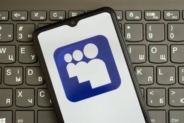 KYIV, UKRAINE - 1 Nisan 2024 Myspace simgesi siyah klavyede akıllı telefon ekranında. Koyu tuş takımı düğmelerinde uygulama logosu olan iPhone görüntüsü