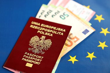 Polonya 'nın Avrupa Birliği pasaportu ve mavi bayraklı uçak biletleri yakın plan. Turizm ve seyahat kavramı