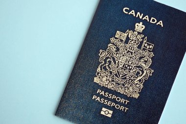 Mavi arka planda Kanada pasaportu. Yakın plan. Turizm ve vatandaşlık kavramı