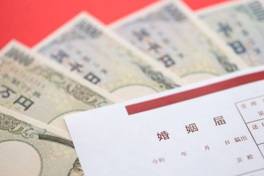 Japon evlilik cüzdanı boş. Masayı kapat.