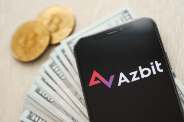 KYIV, UKRAINE - 15 Mart 2024 Azbit logosu iPhone ekranında dolar ve bitcoin ile. Kripto döviz portalı