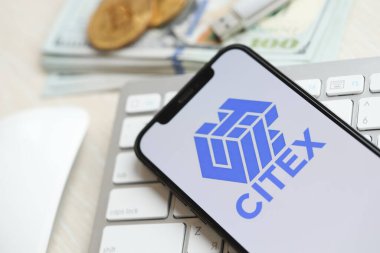 KYIV, UKRAINE - 15 Mart 2024 Citex logosu iPhone ekranında beyaz klavyede para ve bitcoin ile. Kripto döviz portalı