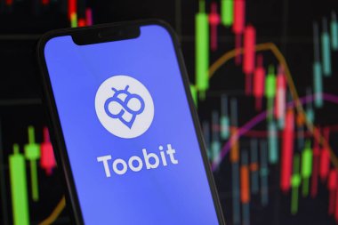 KYIV, UKRAINE - iPhone ekranında 15 Mart 2024 Toobit logosu ve kripto para birimi değer grafikleri. Kripto döviz portalı