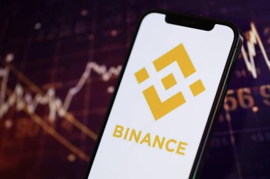 KYIV, UKRAINE - iPhone ekranında 15 Mart 2024 Binance logosu ve kripto para birimi değer grafikleri. Kripto döviz portalı