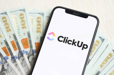 KYIV, UKRAINE - 17 Mart 2024 Tıklanma logosu iPhone ekranında yüzlerce dolarlık banknotlarla. Yapay Zeka Motoru