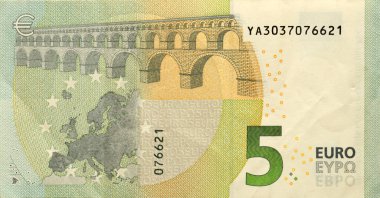 Beş avroluk bir para banknotunun parçası. Avrupa Birliği 'nin beş avroluk banknotunun renkli detayları.
