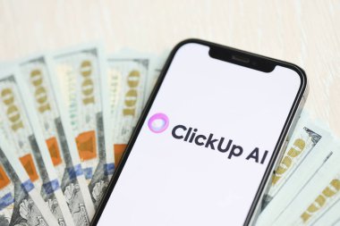 KYIV, UKRAINE - 17 Mart 2024 Tıklanma logosu iPhone ekranında yüzlerce dolarlık banknotlarla. Yapay Zeka Motoru