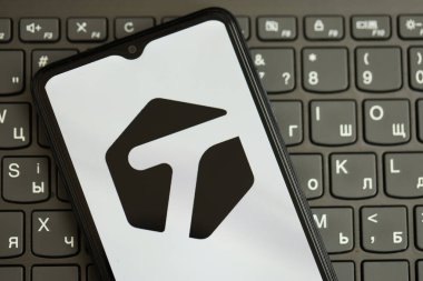 KYIV, UKRAINE - Nisan 1, 2024 Siyah klavyede akıllı telefon ekranında etiketlenmiş simge. Koyu tuş takımı düğmelerinde uygulama logosu olan iPhone görüntüsü