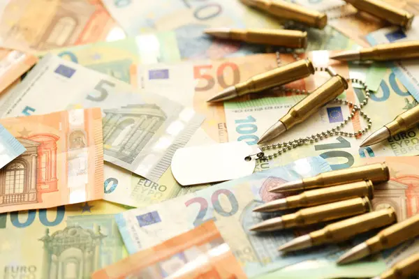 Gelbe Patronen Und Hüllen Auf Euro Banknoten Viele Scheine Der Stockfoto