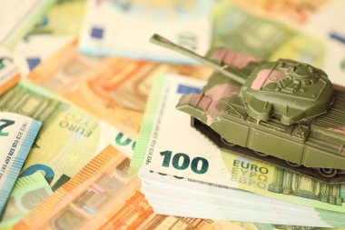 Birçok euro banknot ve tank. Bir sürü Avrupa Birliği ve yeşil tank faturası kapanıyor.