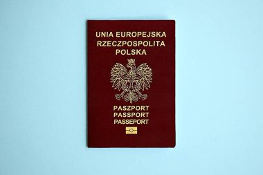 Polonya pasaportu mavi arka planda, yakın plan. Turizm ve vatandaşlık kavramı