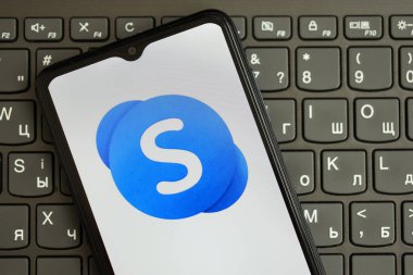 KYIV, UKRAINE - Nisan 1, 2024 Skype simgesi siyah klavyede akıllı telefon ekranında. Koyu tuş takımı düğmelerinde uygulama logosu olan iPhone görüntüsü