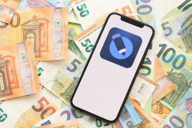 KYIV, UKRAINE - Nisan 1, 2024 LiveJournal simgesi birçok avro para bankasında akıllı telefon ekranında. Avrupa para birimi euro banknotlu uygulama logosuyla iPhone görüntüsü