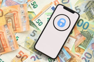 KYIV, UKRAINE - Nisan 1, 2024 OnlyFans birçok euro para banknotlarında akıllı telefon ekranında simge. Avrupa para birimi euro banknotlu uygulama logosuyla iPhone görüntüsü