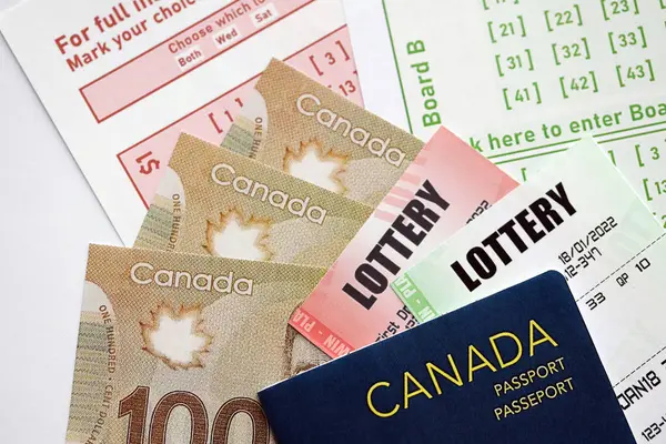 Bilety Loterię Leżą Kanadyjskich Dolarów Arkuszach Hazardowych Numerami Oznaczania Gry — Zdjęcie stockowe