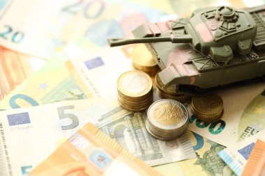 Birçok euro banknot ve tank. Bir sürü Avrupa Birliği ve yeşil tank faturası kapanıyor.