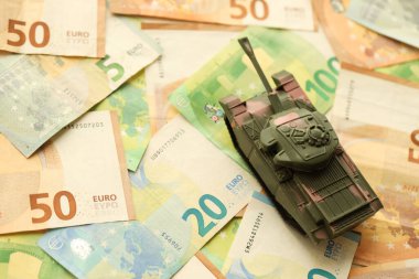 Birçok euro banknot ve tank. Bir sürü Avrupa Birliği ve yeşil tank faturası kapanıyor.