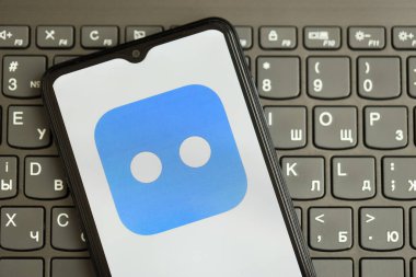 KYIV, UKRAINE - 1 Nisan 2024 Botim kurye simgesi siyah klavyede akıllı telefon ekranında yakın plan. Koyu tuş takımı düğmelerinde uygulama logosu olan iPhone görüntüsü
