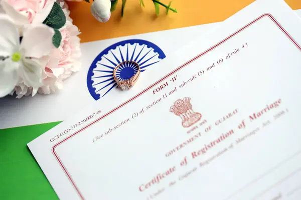 インドの結婚書類の登録証明書とフラグの結婚指輪を閉じる — ストック写真