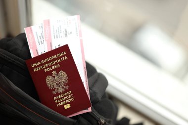 Polonya pasaportu ve turistik sırt çantasında uçak biletleri. Turizm ve seyahat kavramı