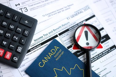 Kanada 'da vergi bildirimi ve vergi ödemeleri sırasında sorun ve sorun kavramı. Kanada vergi formlarıyla muhasebe masası