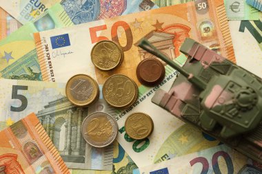 Birçok euro banknot ve tank. Bir sürü Avrupa Birliği ve yeşil tank faturası kapanıyor.