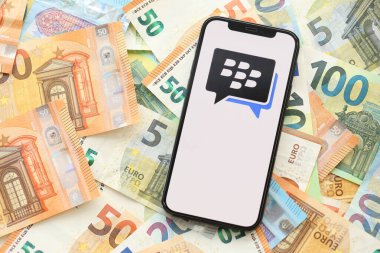 KYIV, UKRAINE - 1 Nisan 2024 Blackberry kurye simgesi birçok avro para banknotlarında akıllı telefon ekranında. Avrupa para birimi euro banknotlu uygulama logosuyla iPhone görüntüsü