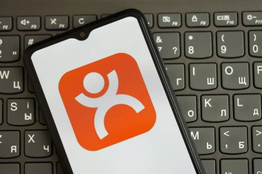 KYIV, UKRAINE - 1 Nisan 2024 Siyah klavyede akıllı telefon ekranında çevirme platformu simgesi. Koyu tuş takımı düğmelerinde uygulama logosu olan iPhone görüntüsü