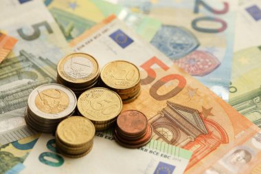 Bir sürü Avrupa Avrosu para ve bozuk para. Avrupa Birliği para biriminin çok sayıda banknotu