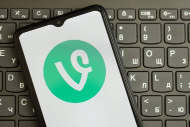 KYIV, UKRAINE - Nisan 1, 2024 Vine simgesi siyah klavyede akıllı telefon ekranında. Koyu tuş takımı düğmelerinde uygulama logosu olan iPhone görüntüsü