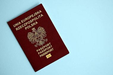 Polonya pasaportu mavi arka planda, yakın plan. Turizm ve vatandaşlık kavramı