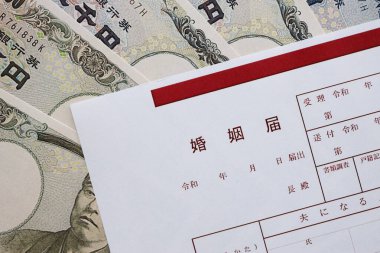 Japon evlilik cüzdanı boş. Masayı kapat.