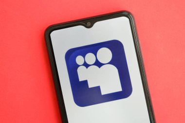 KYIV, UKRAINE - 1 Nisan 2024 Myspace simgesi kırmızı masadaki akıllı telefon ekranında. Parlak kırmızı arkaplanda uygulama logosuna sahip iPhone görüntüsü