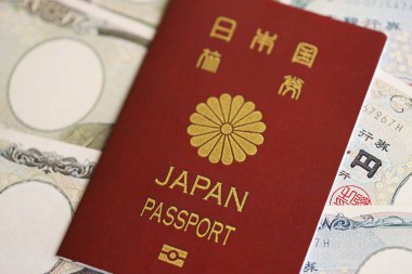 Japon yeniyle Japon pasaportu. Masanın üzerinde para var. Turizm ve seyahat kavramı