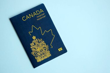 Mavi arka planda Kanada pasaportu. Yakın plan. Turizm ve vatandaşlık kavramı