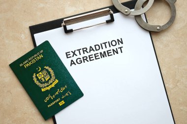 Pakistanın pasaportu ve kelepçeli iade anlaşması.
