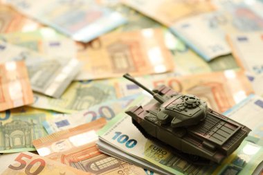 Birçok euro banknot ve tank. Bir sürü Avrupa Birliği ve yeşil tank faturası kapanıyor.