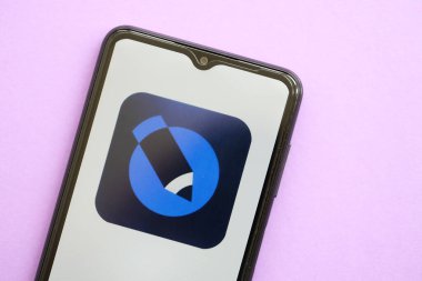 KYIV, UKRAINE - 1 Nisan 2024 LiveJournal simgesi mor masadaki akıllı telefon ekranında. Leylak arka planında uygulama logosu olan iPhone görüntüsü