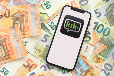 KYIV, UKRAINE - 1 Nisan 2024 Kik kurye simgesi birçok avro para bankasında akıllı telefon ekranında. Avrupa para birimi euro banknotlu uygulama logosuyla iPhone görüntüsü