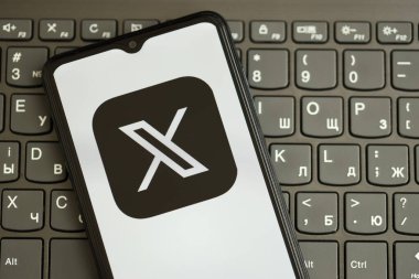 KYIV, UKRAINE - 1 Nisan 2024 Twitter X simgesi siyah klavyede akıllı telefon ekranında. Koyu tuş takımı düğmelerinde uygulama logosu olan iPhone görüntüsü