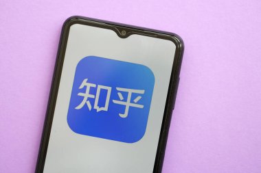 KYIV, UKRAINE - 1 Nisan 2024 Zhihu simgesi mor masadaki akıllı telefon ekranında. Leylak arka planında uygulama logosu olan iPhone görüntüsü