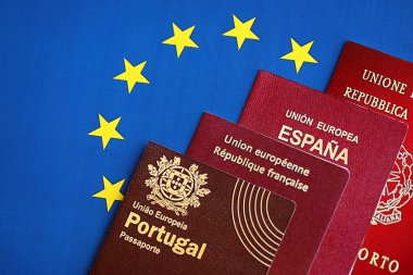 Avrupa Birliği ülkeleri mavi AB bayrağıyla pasaportlarını kapatıyorlar. Portekiz, İspanyolca, Fransızca ve İtalyan pasaportları