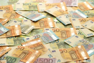 Birçok Avrupa Avrosu para faturası. Avrupa Birliği para biriminin çok sayıda banknotları kapanıyor