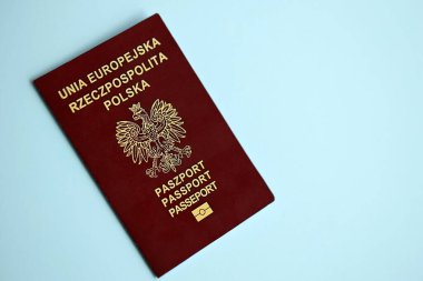 Polonya pasaportu mavi arka planda, yakın plan. Turizm ve vatandaşlık kavramı